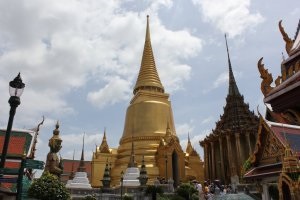 A királyi palota és a Smaragd Buddha temploma Bangkok főbb látnivalói