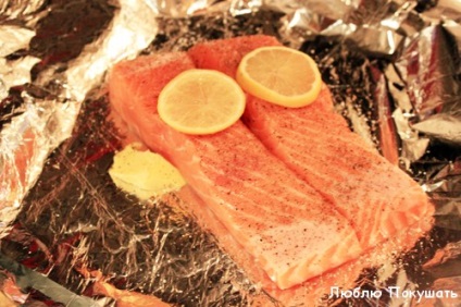 Pește roșu (somon, păstrăv sau somon) în cuptor în folie