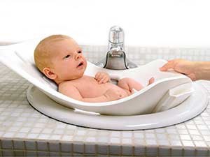 Az újszülött fürdőzése először a szülészeti kórházi videó után