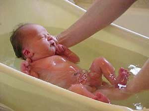 Înotând un nou-născut pentru prima dată după videoclipul spitalului de maternitate