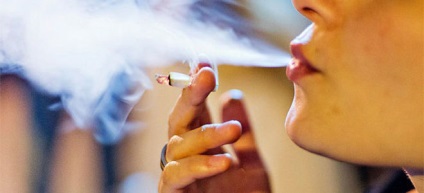 Dohányzás és stroke után is füstölhetek, miután a dohányzás hatással van az agy hajaira