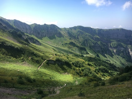 Traseul pajiștilor alpine, poiana roșie