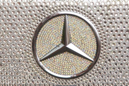 Mercedes orosz diák, teljesen Swarovski kristályokkal borított, megdöbbentette angol embereit