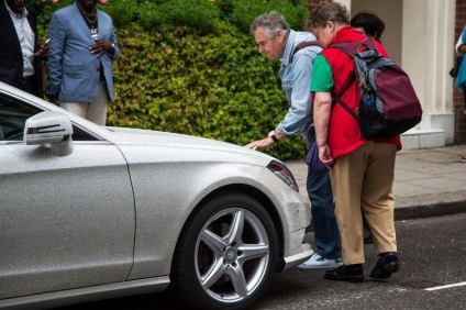 Studentul rusesc Mercedes, complet acoperit cu cristale Swarovski, ia șocat pe englezi