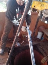 Montarea pompei de fund în puț