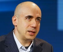 На чиїй спині мавпа () На чиїй спині мавпа