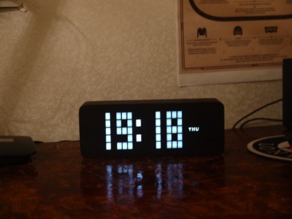 Ceas de birou cu calendar și termometru