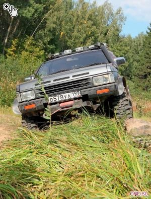 Russified nissan terrano japonez pentru călătorie și sport off-road drive