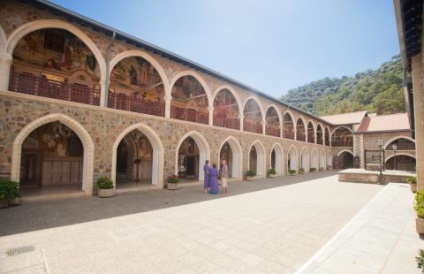 Omodos, mănăstirea Sfintei Cruci - obiective turistice din Cipru