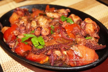 Octopus coaptă cu roșii - gătit pentru bărbați