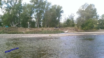 Pihenjen sátrakkal a folyó partján inzeri falvak közelében Kyzylarovo, ászok, abzanovo