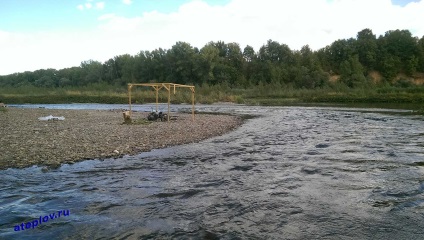 Se odihnește cu corturi pe malul râului inzeri în apropierea satelor Kyzylarovo, ași, abzanovo