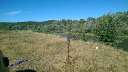 Pihenjen sátrakkal a folyó partján inzeri falvak közelében Kyzylarovo, ászok, abzanovo
