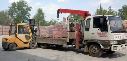 Transportul cărămizilor în Moscova de către un manipulator de la 800 r