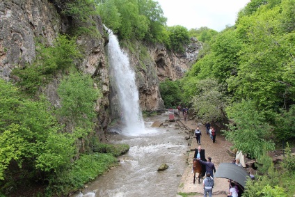 Kirándulás a hegyi gyűrű vízeséseihez, a Kislovodsk park