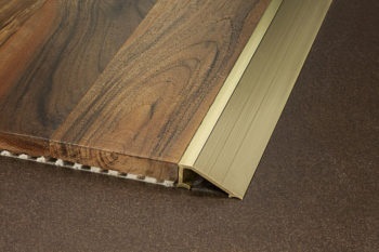 Glisante între alocarea profilelor laminate și laminate