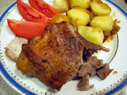 Doar carne de porc delicioasă, gustoasă, coaptă cu cartofi