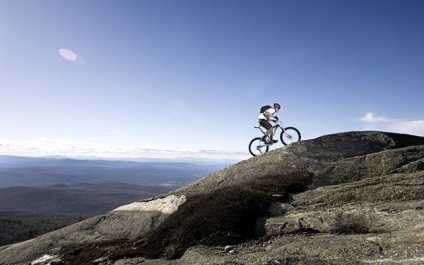 A kerékpáron mászni, meredek és hosszú emelkedést nyerünk a hegyekben