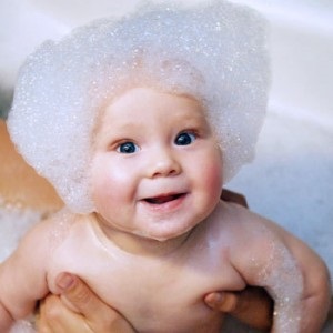 Copilul, din anumite motive, îi este frică să-și spele părul - cum să fie