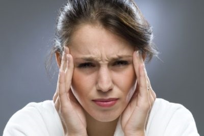 Az éles fejfájás hányást okoz