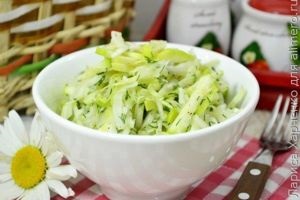 Saláta cukkini és káposzta