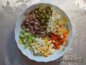 Salată - Olivier - cu carne de vită - o rețetă culinară cu o fotografie