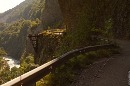 A régi út sziklás helyszíne a piros glade-ben, a piros glade irányába