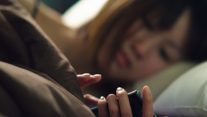 Smartphone-uri și adolescenți în legătură cu utilizarea nocturnă a gadgetului și a sănătății tinerilor