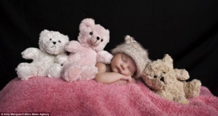 Copii dormit în pălării tricotate (12 fotografii)
