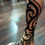 Tattoo pe piciorul unei fotografii de bărbat cu tatuaje pe picioare pentru bărbați