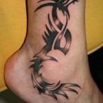 Tattoo pe piciorul unei fotografii de bărbat cu tatuaje pe picioare pentru bărbați