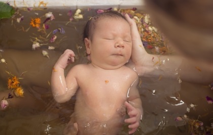 Gyógynövények újszülöttek fürdésére allergia és alvás céljából