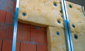 Izolarea pereților casei în afara prețului și principalele caracteristici ale materialelor populare