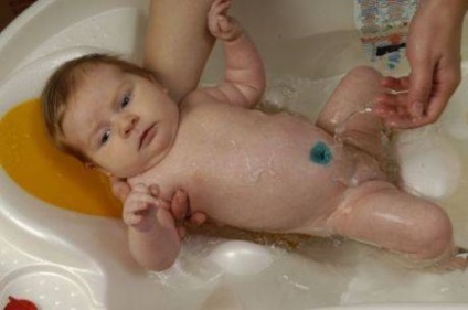 În ce apă să se îmbăieze nou-născutul și cum să o facă corect?