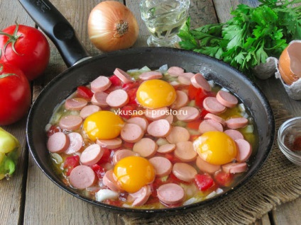 Ouă amestecate cu piper, roșii și carne afumată