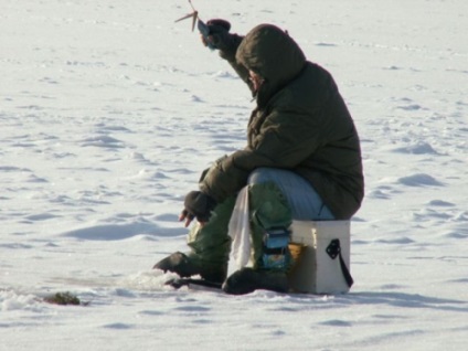 Tija de pescuit de iarna cu mainile proprii