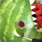 Shark gura de pe pepene verde cu propriile mâini