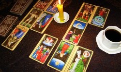 Tarot Turnul valoreaza intr-o relatie, impreuna cu alte carti, cu avere