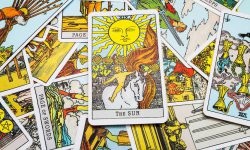 Tarot Turnul valoreaza intr-o relatie, impreuna cu alte carti, cu avere