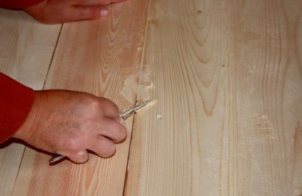 A tömítés feltörése a fapadlóban a probléma megoldásának lehetőségei