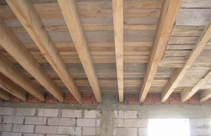 Podele din lemn între primul și al doilea etaj