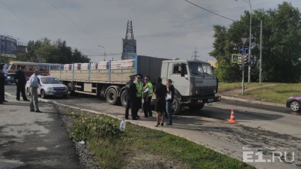 A lány eltörölte a kezét az utcán a nagy sebességű teherautó leütötte az ötéves gyermeket