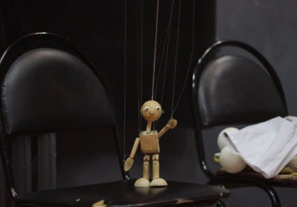 Arta manipulării este predată de actorii de marionetă, camera salatov