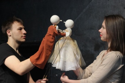 Arta manipulării este predată de actorii de marionetă, camera salatov