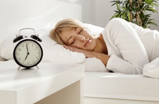 Cum să înveți să dormi puțin și să te ridici dimineața devreme, vesel și adormit