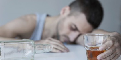 Cum să ajuți un băut alcoolic să bea dacă nu vrea