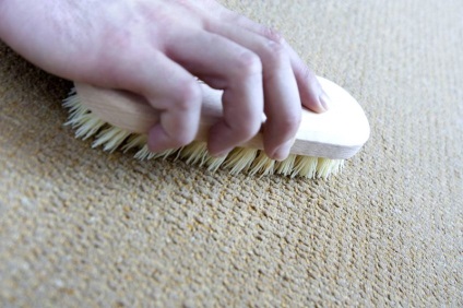 Hogyan tisztítsa meg a szőnyeget öntapadós, fordított sorrendben