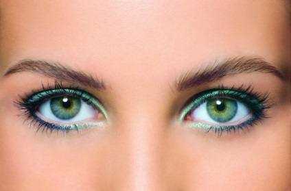 Hogyan készítsünk sminket a zöld szemeknek lépésről lépésre