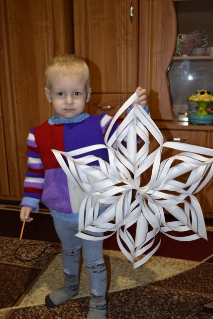 Cum să faci o hârtie de zăpadă tridimensională din hârtie pentru a decora camera pentru noul an cu mâinile tale - simplu