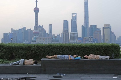 Ca o hering într-un butoi, mii de parcuri acvatice chinezești captivate (7 fotografii), iad